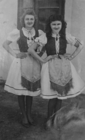 Kalocsai Jolán fiatal lányként (jobbra)