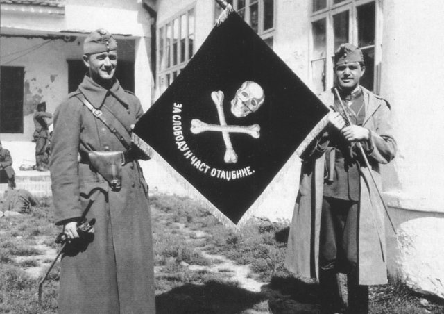 Magyar katonák a csetnikektől zsákmányolt zászlóval Bácskában, 1941