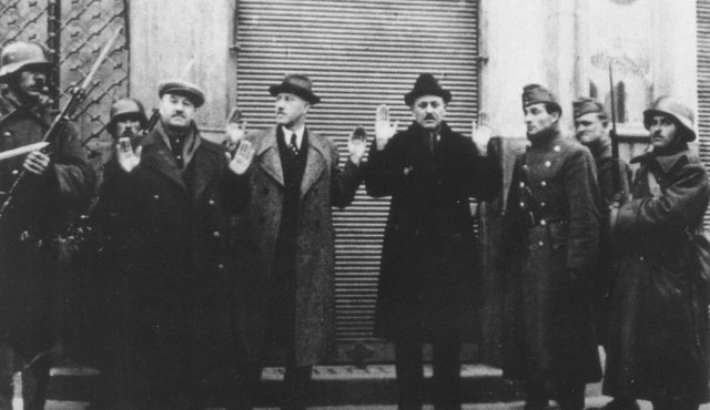 Magyar katonák zsidókat tartóztatnak le