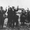 Magyar katonák szerb parasztokat motoznak