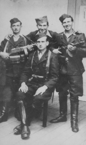 A 13. vajdasági brigád büszke partizánjai. Nagykikinda, 1944. október 5.  
